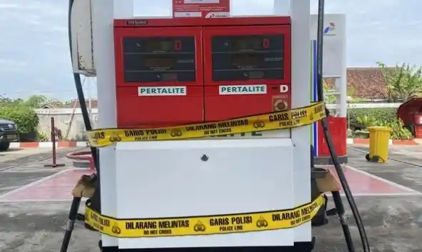 Mendag Menghentikan Operasional Stasiun Pengisian Bahan Bakar Umum (SPBU) 34-43111 di Jalan Baros, Kelurahan/Kecamatan Baros, Kota Sukabumi  (Foto: Repro)