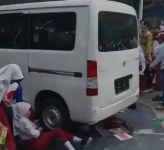 Sejumlah murid Sekolah Dasar Negeri (SDN) 01 Kalibaru, Cilincing, Jakarta Utara, tertabarka mobil Satuan Pelayanan Pemenuhan Gizi (SPPG) pada Kamis (11/12/2025).