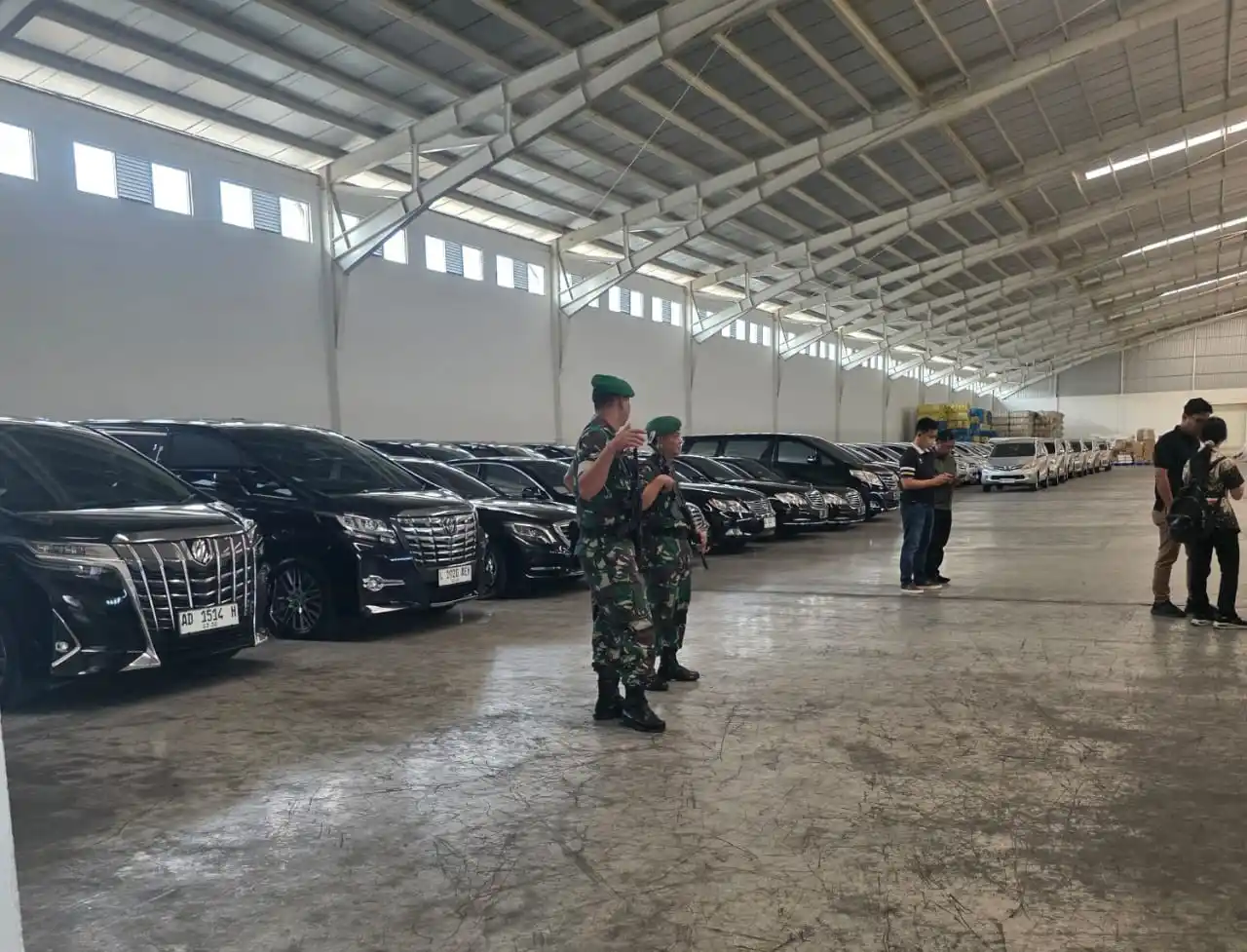 Personel TNI berjaga di lokasi penyimpanan mobil sitaan dari Sritex, Sukoharjo, Jawa Tengah, Senin (7/7/2025) (Foto: Dok MI/Kejagung)