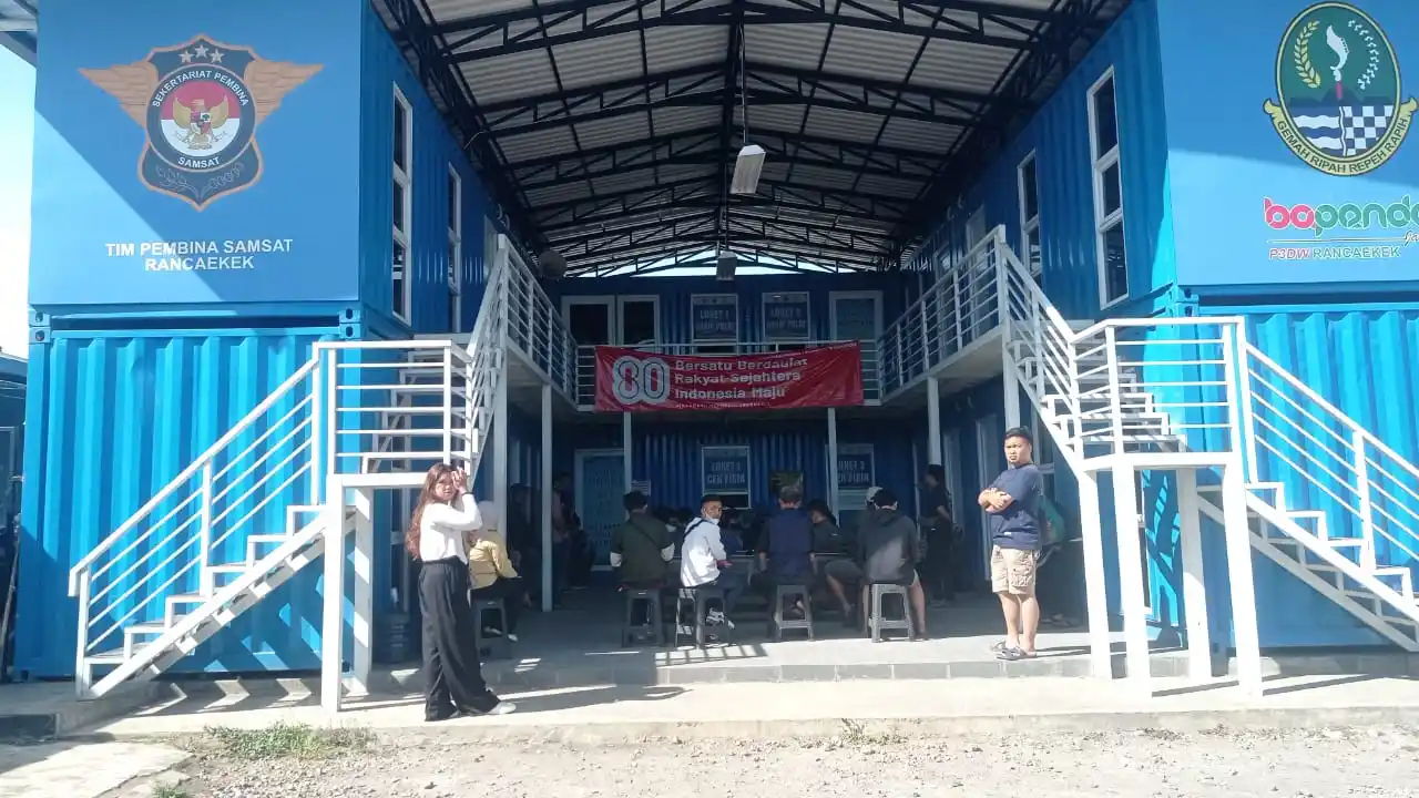 Suasana antrean wajib pajak di loket cek fisik Samsat Rancaekek, Jl. K.H. Ahmad Sadili No.66, Jelegong, Kecamatan Rancaekek, Kabupaten Bandung, Jawa Barat. (Foto: MI/Sugiyanto).