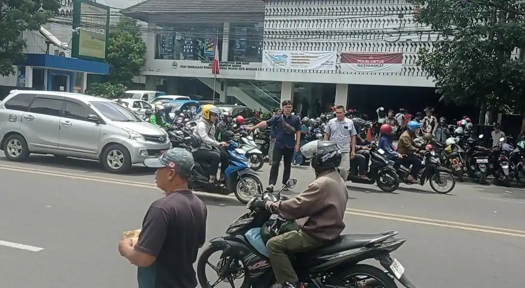 Suasana di depan kantor Samsat Pajajaran, Kota Bandung, Jawa Barat, Senin (24/3/2025). (Foto: Sugiyanto/MI)