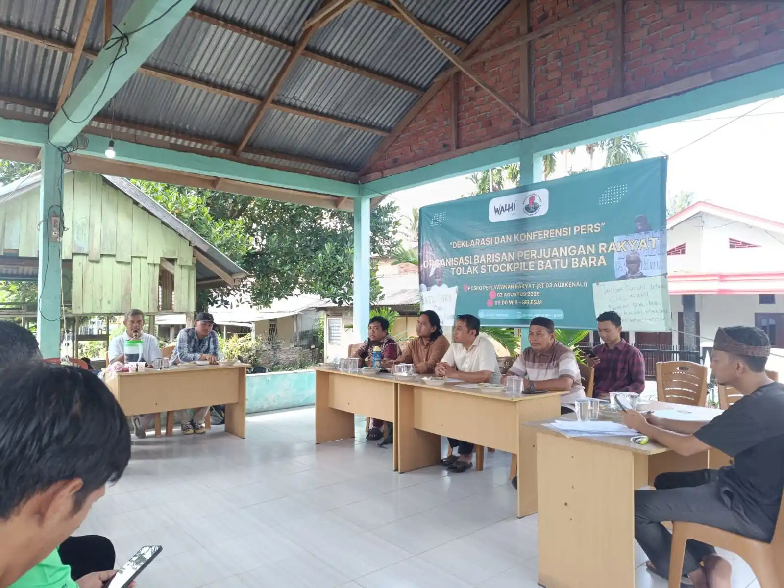 Suasana konferensi pers dan deklarasi Barisan Perjuangan Rakyat (BPR) yang digelar warga bersama WALHI Jambi di Posko Perlawanan Rakyat RT 03 Aur Kenali, Sabtu (2/8/2025), sebagai bentuk penolakan terhadap rencana pembangunan stockpile batubara oleh PT. Sinar Anugrah Sentosa (PT. SAS). (Foto: Istimewa)