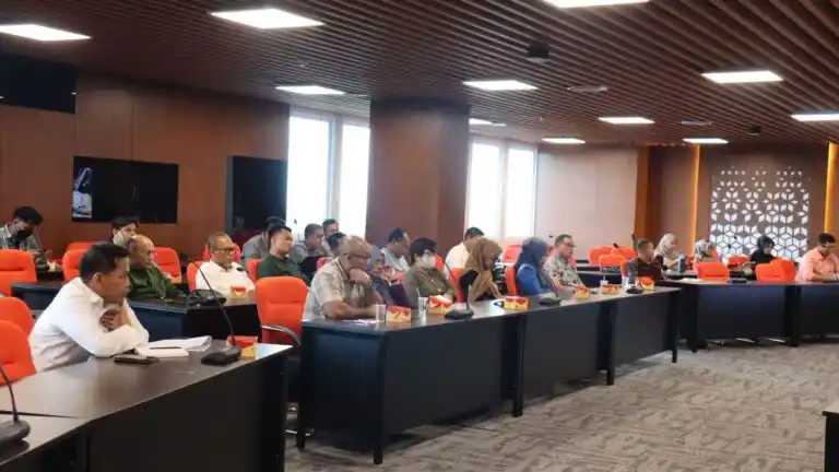 Suasana rapat koordinasi POMDA 2025 yang digelar UNJA dan BAPOMI Jambi, Selasa (10/06/2025) (Foto: Ist)