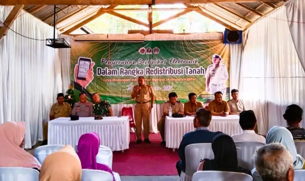 Suasana saat penyerahan sertipikat elektronik redistribusi tanah eks HGU PT Harta Mulia (Foto: Dok MI/JK)