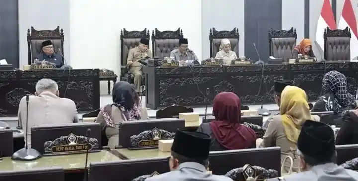 Suasana saat Rapat Paripurna di Graha Paripurna DPRD Kabupaten Blitar. (Foto: Dok/JK-MI)
