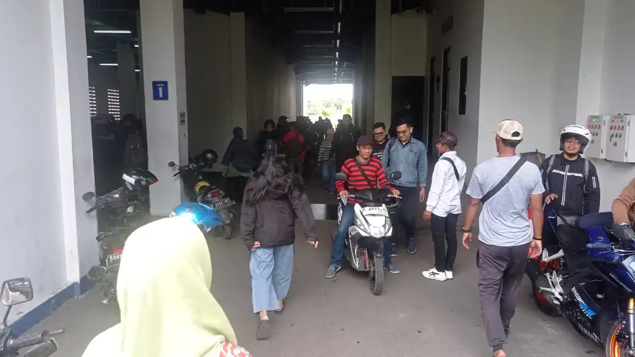 Suasana wajib pajak di Gedung Pelayanan BPKB Polda Jabar, Jl. Soekarno Hatta, Kota Bandung, Jumat (21/3/2025). (Foto: Sugiyanto/MI)