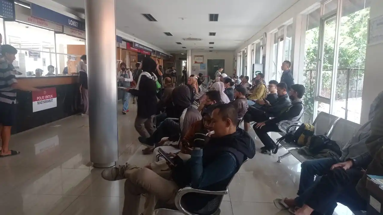 Suasana wajib pajak saat menunggu antrean di kantor Samsat Pajajaran, Kota Bandung, Jawa Barat. (Foto: Sugiyanto/MI)