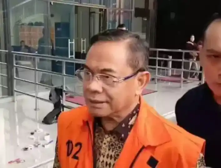 Bupati nonaktif Pati, Sudewo mengenakan rompi tahanan KPK (Foto: Dok MI)