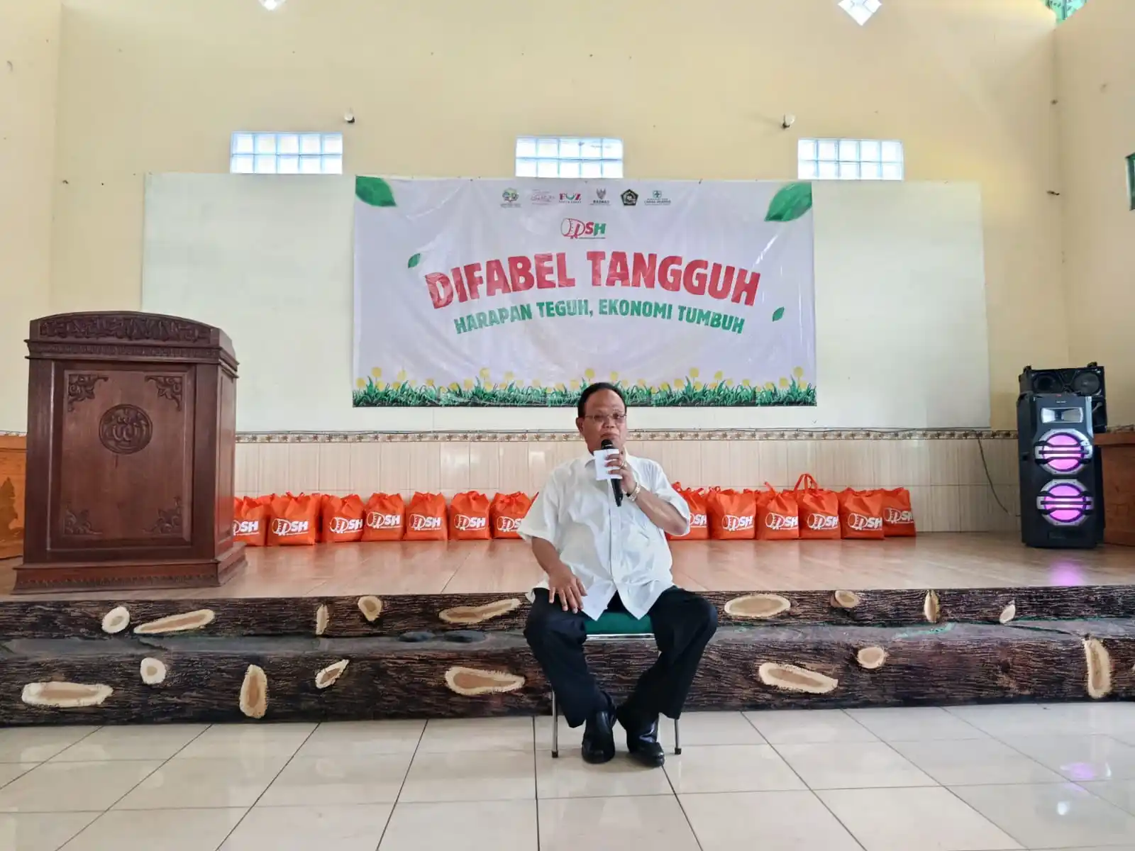 Tokoh difabel sekaligus pengusaha otomotif, H. Sukiyat, memberikan motivasi kepada para peserta dalam acara Program Santunan Disabilitas bertajuk “Difabel Tangguh: Harapan Teguh, Ekonomi Tumbuh” yang diselenggarakan Dompet Sejuta Harapan (DSH) di RM Bu Mayar, Jln Bypass, Klaten, Rabu (24/9/2025). (Foto: Dok MI)