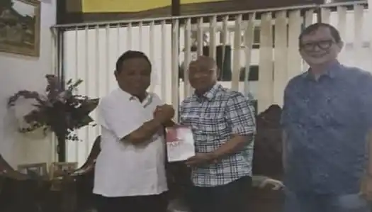 Direktur Utama (Dirut) PT Kiat Inovasi Indonesia (KII), H. Sukiyat (kiri), Chief Corporate Affairs PT Astra Internasional, Pongki Pamungkas (tenga) dan President Director PT Astra Otopart, Hamdani Djulkarnaen Salim (kanan) (Foto: Dok MI)