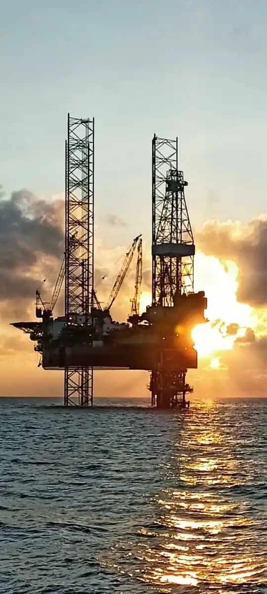 Operasi pengeboran sumur LLE-5ST di Lapangan Lima, berlokasi di area lepas pantai Kabupaten Karawang [Foto: Doc. Pertamina]