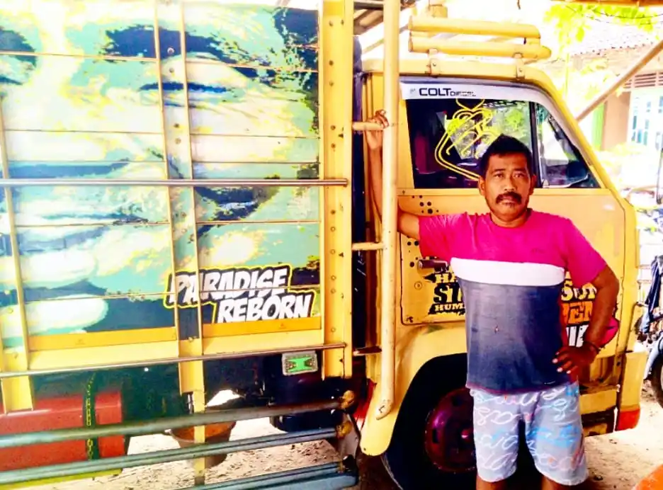 Supriyanto (48) dengan rasa syukur tetap setia menjadi sopir truk satu-satunya, untuk jasa angkutan aneka barang, di pedukuhan Tirto, kelurahan Bangunjiwo, Kecamatan Kasihan , kabupaten Bantul, Daerah Istimewa Yogyakarta, Senin (10/11/2025) (Foto: Dok MI/Gatot Eko Cahyono)