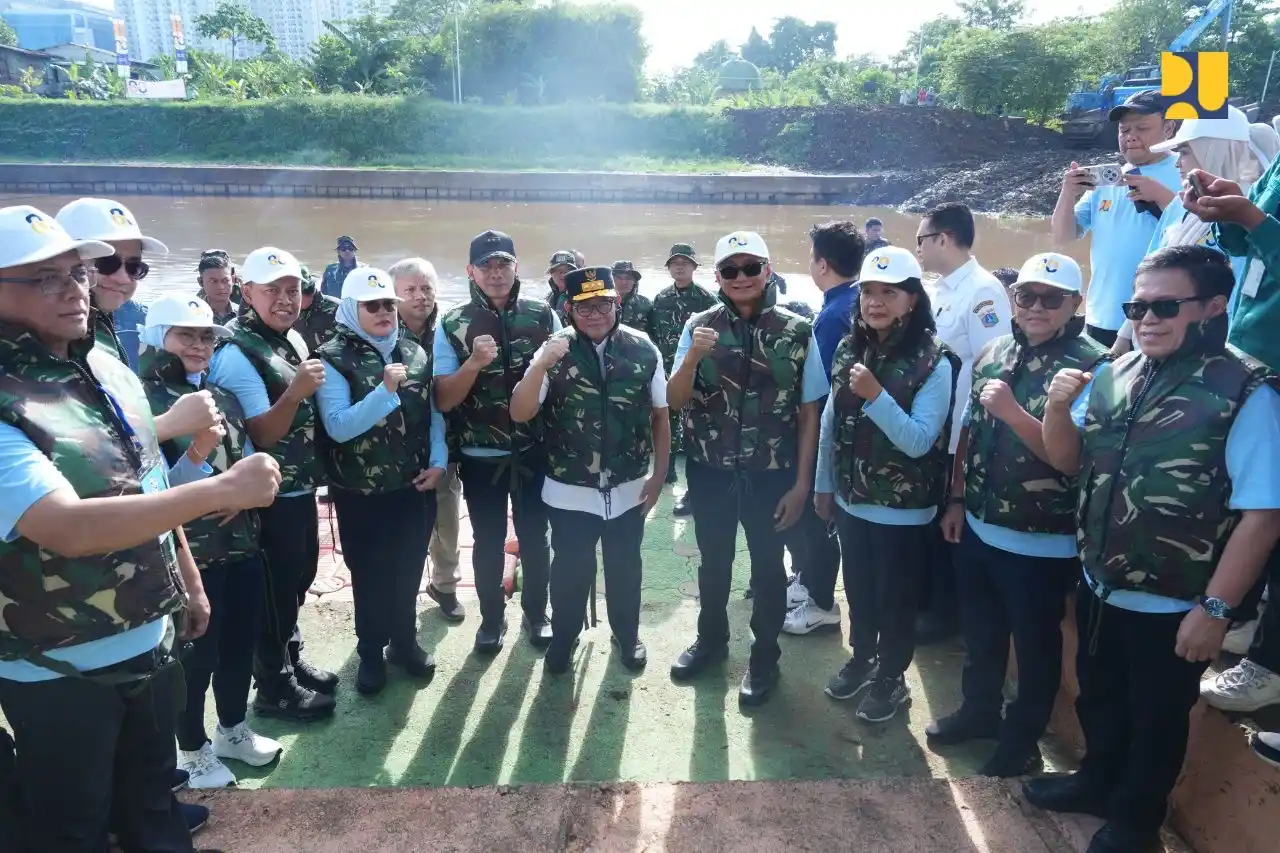 Menteri Pekerjaan Umum Dody Hanggodo bersama Gubernur DKI Pramono Anung melakukan kegiatan "Bersih dan Sehat Bersama Sungai di Ciliwung, Jumat (21/11). (Foto: PU).