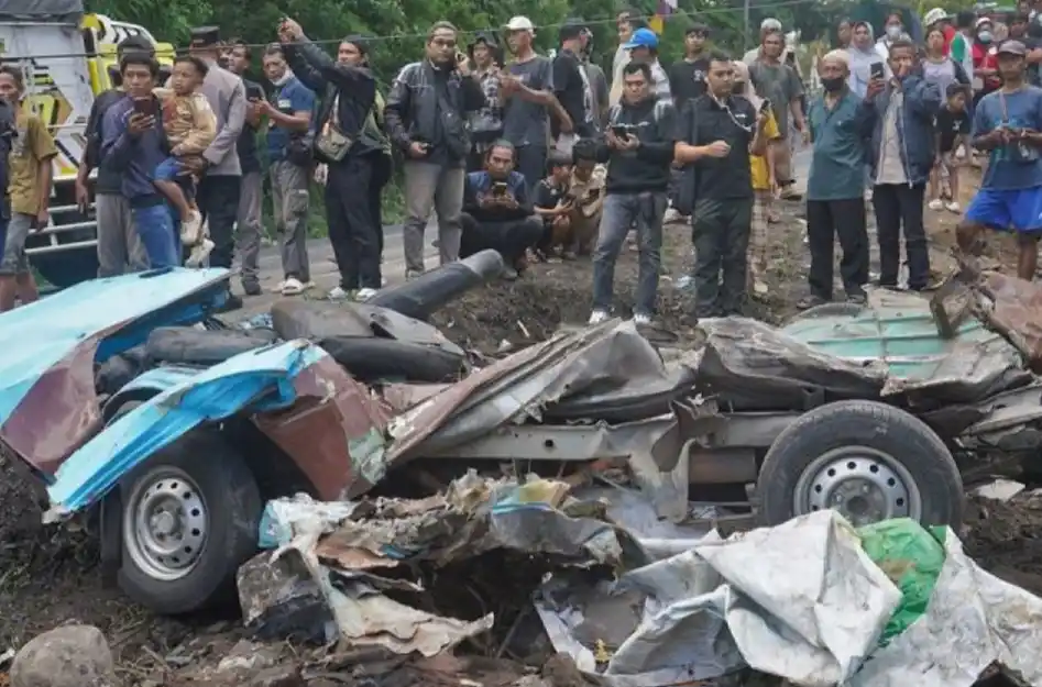 Tabrakan maut antara mobil truk bermuatan pasir dengan mobil angkutan kota (Angkot) di Kabupaten Purworejo (Foto: Ist)