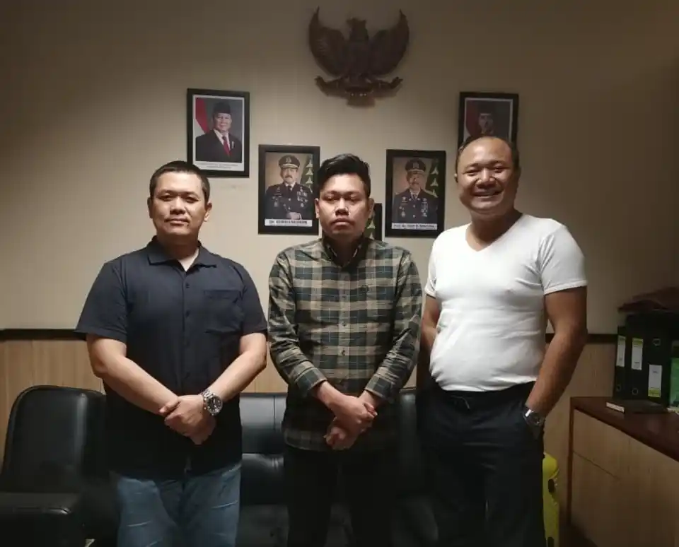 Tim Satgas SIRI Kejaksaan Agung menangkap buronan kasus dugaan korupsi berinisial GRP alias AGL di Bandara Soekarno-Hatta. GRP sebelumnya mangkir dari panggilan penyidik Kejari Sinjai terkait perkara korupsi proyek Instalasi Pengelolaan Air SPAM IKK Sinjai Tengah Tahun Anggaran 2021 (Foto: Dok MI/Puspenkum Kejagung)