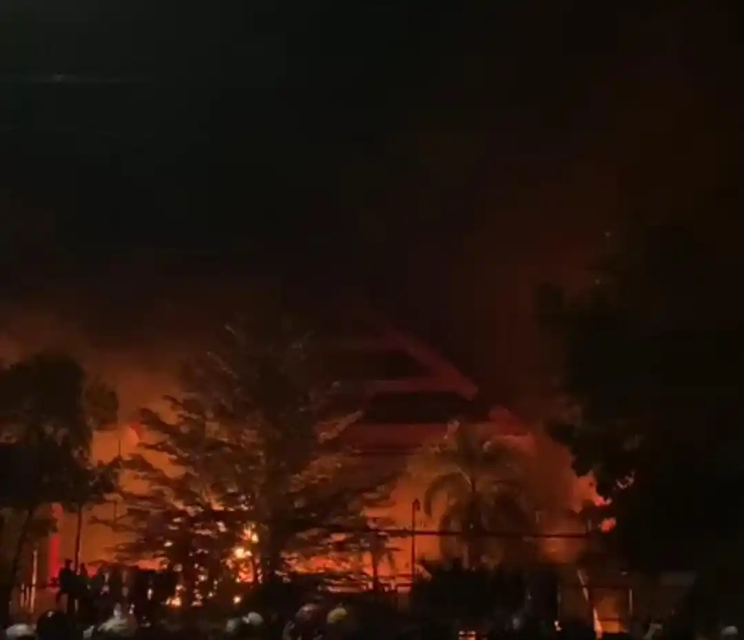 Kantor DPRD Sulawesi Selatan terbakar di Jalan Urip Sumoharjo  Makassar, Sulawesi Selatan, Sabtu (30/8/2025) dini hari. Foto: Dok MI/Aan
