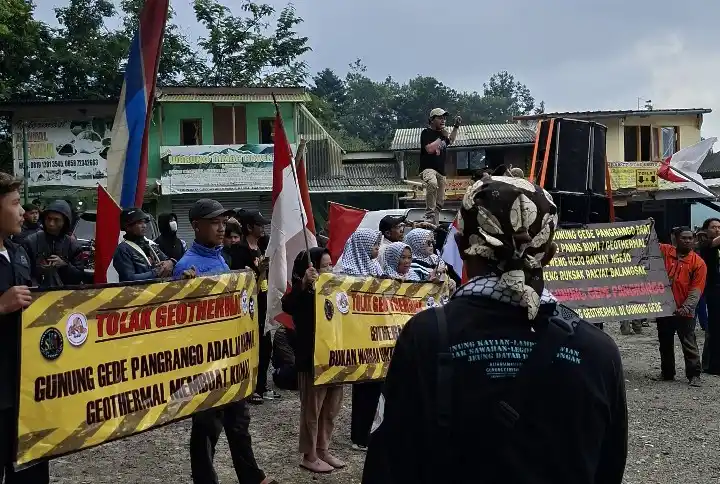 Puluhan warga Desa Sukatani, Kecamatan Pacet, Cianjur, berbondong-bondong mendatangi kantor kepala desa setempat pada Senin,  14 Juli 2025. Kedatangan warga ke sana adalah sebagai bentuk penolakan terhadap rencana verifikasi lahan untuk proyek panas bumi (geothermal) oleh Balai Besar Taman Nasional Gunung Gede Pangrango (TNGGP) (Foto: Dok MI/Jatam)