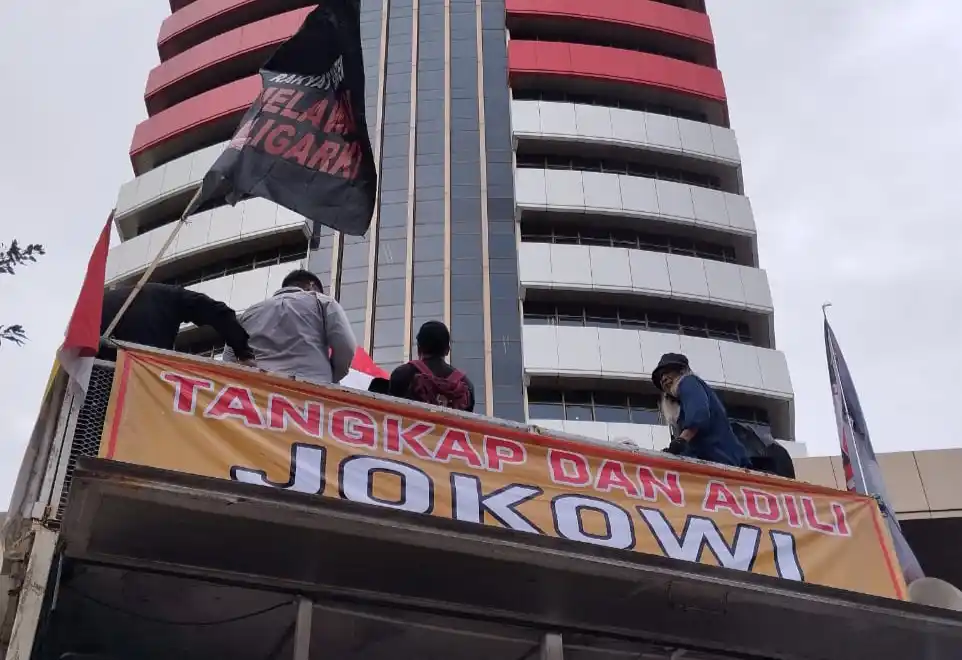 Spanduk "Tangkap dan Adili Jokowi" di depan gedung KPK, Kamis (2/10/2025) (Foto: Dok MI/Aan)