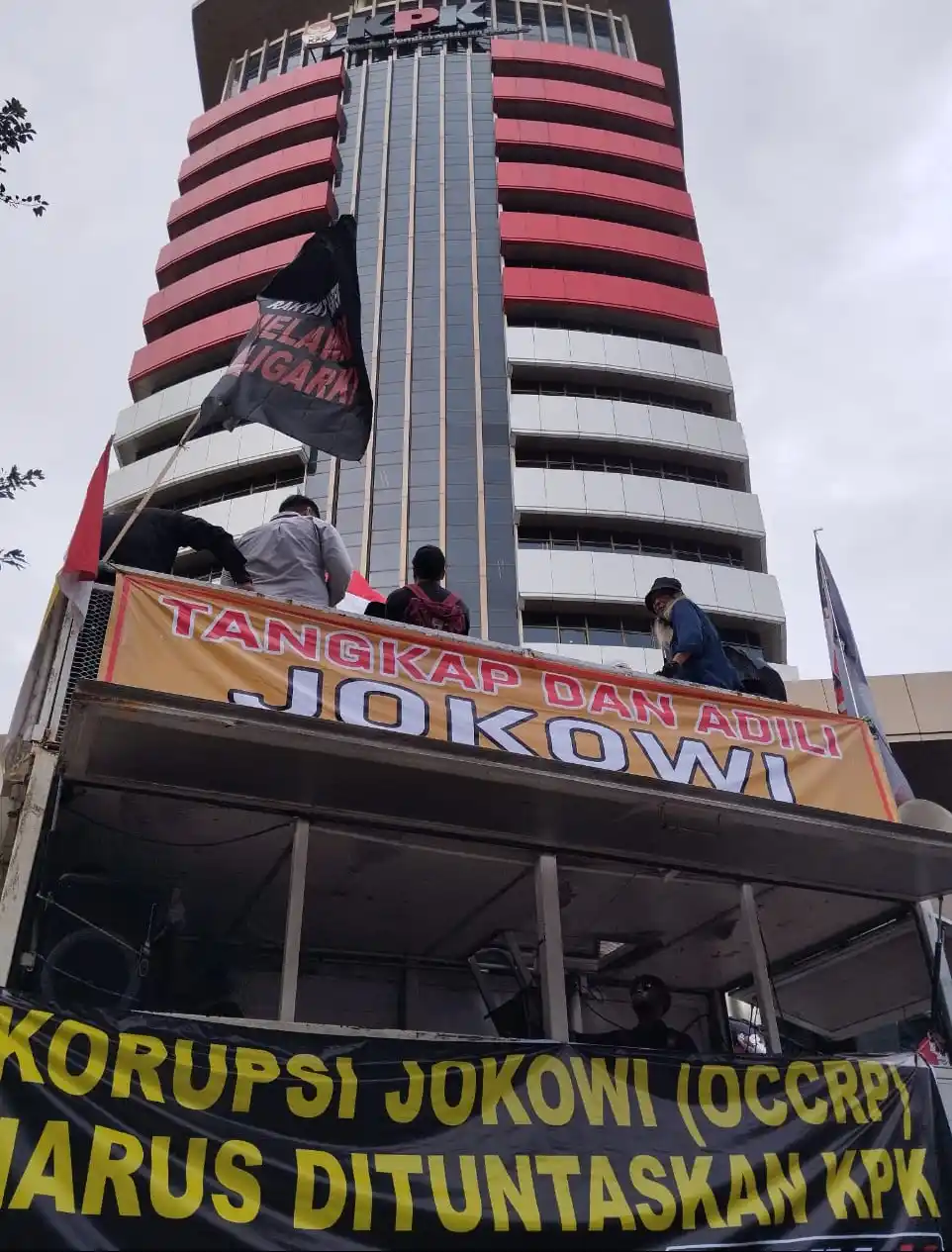 Spanduk "Tangkap dan Adili Jokowi" - Korupsi Jokowi (OCCRP) Harus Dituntaskan KPK di depan gedung KPK, Kamis (2/10/2025) (Foto: Dok MI/Aan)