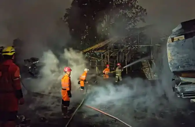 Tangki BBM Kebakaran di Kampung Poncol, Kelurahan Kayumanis (Foto: Repro)