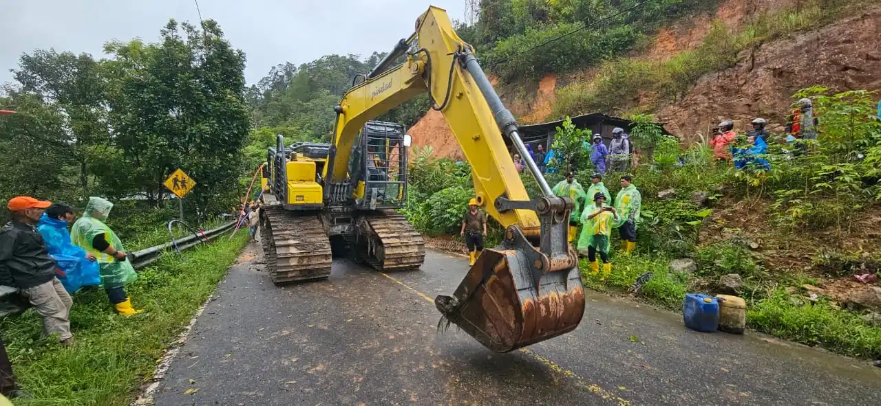 Kementerian PU melakukan pemulihan infrastruktur akibat longsor di Tapanuli Tengah, Sumatera Utara, Rabu  (26/11). (Foto: PU)