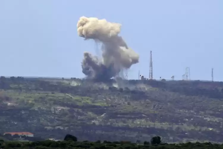 Ilustrasi - Foto yang diambil dari desa Alma Al Shaab di Lebanon selatan menunjukkan, asap mengepul dari pos terdepan Israel setelah serangan roket oleh Hezbollah Lebanon pada 6 April 2024. (Foto: AFP)