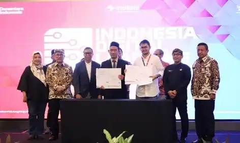 (kiri ke kanan) SM Regional SME Service Telkom Sonya Soraya, Bupati Cirebon Imron Rosyadi, GM Telkom Priangan Timur Nugroho Setio Budi, Perwakilan Kepala Sekolah program Indonesia Digital Learning, Manager Business Service Telkom, Kadisdik Prov. Jabar, Purwanto, dan Kadisdik Kab. Cirebon, H Ronianto saat acara pelatihan Digital Deep Learning & Creative Teaching, beberapa waktu yang lalu (Foto: Dok MI/Telkom)