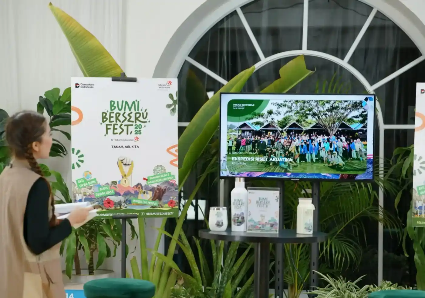 Telkom Indonesia mengajak masyarakat, khususnya generasi muda, komunitas, dan pelaku UMKM, untuk menjadi “pahlawan lingkungan” melalui Bumi Berseru Fest 2025. Kegiatan ini mendorong aksi nyata pelestarian bumi, mulai dari inovasi produk ramah lingkungan hingga teknologi hijau.