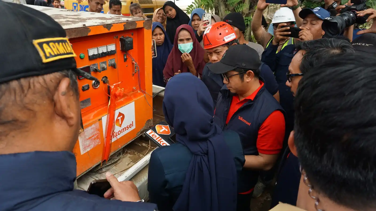 Telkomsel terus mempercepat pemulihan jaringan telekomunikasi pascabencana banjir yang melanda sejumlah wilayah di Provinsi Aceh [Foto: Doc. Telkomsel]