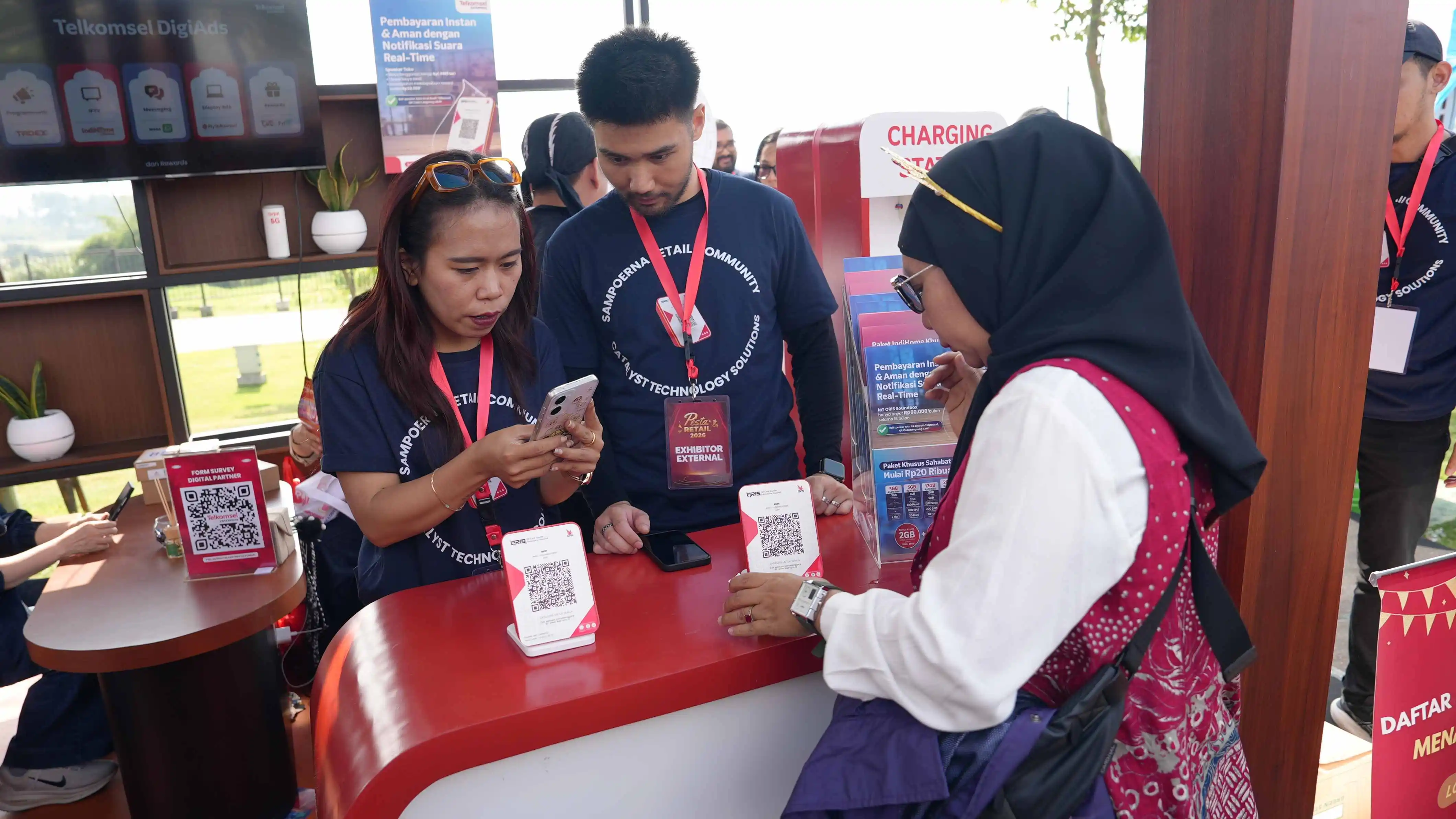 Telkomsel dan Sampoerna Retail Community (SRC) memperkuat kolaborasi strategis untuk mendorong akselerasi transformasi digital UMKM ritel melalui Pesta Retail SRC 2026. [Foto: Doc. Telkomsel]