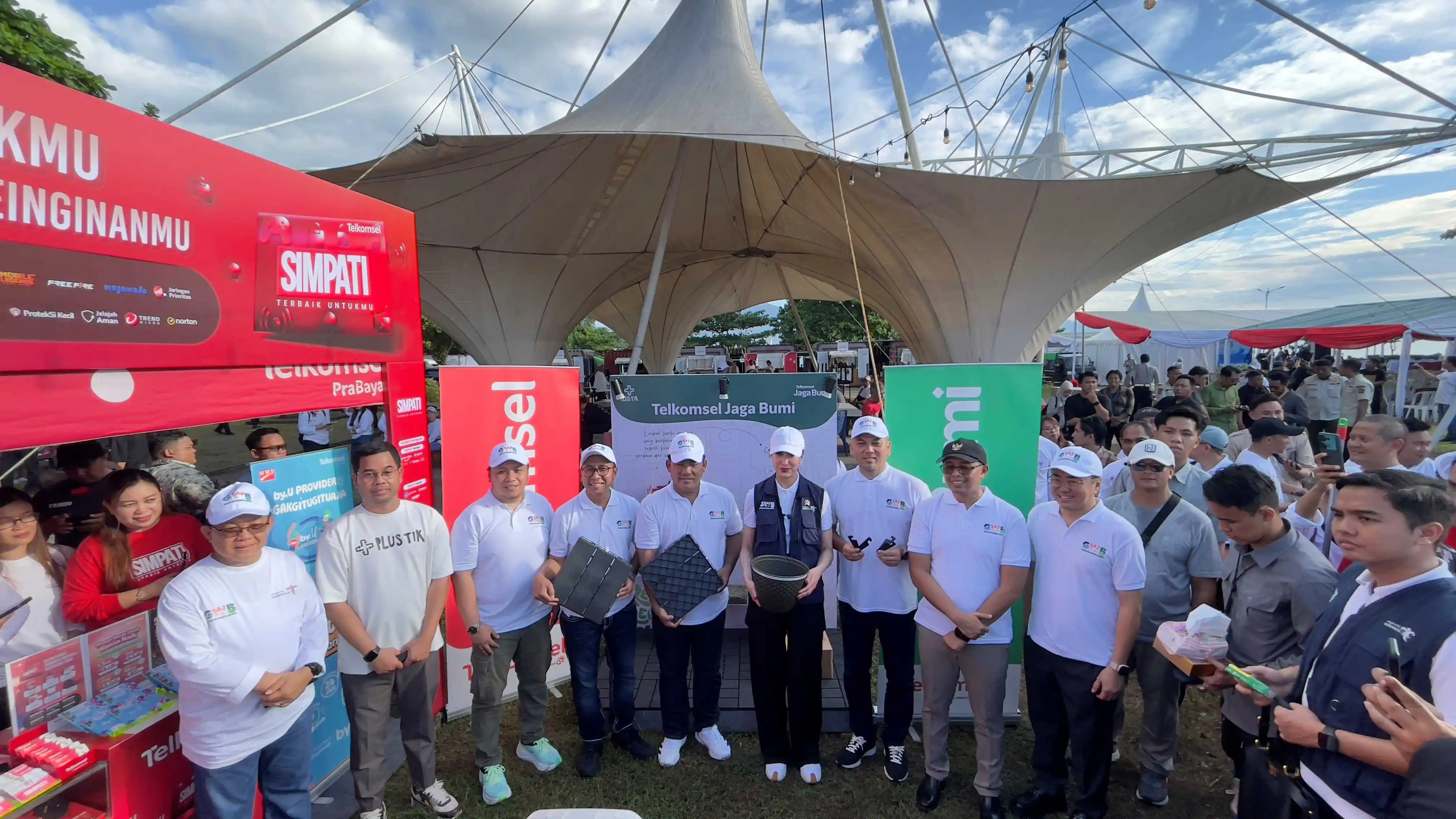 Telkomsel melalui inisiatif Telkomsel Jaga Bumi berkolaborasi dengan Kementerian Pariwisata RI dan berbagai pihak dalam Gerakan Wisata Bersih di Pulau Penyengat, Tanjungpinang, dan Pantai Karangria, Manado. [Foto: Doc. Telkomsel]