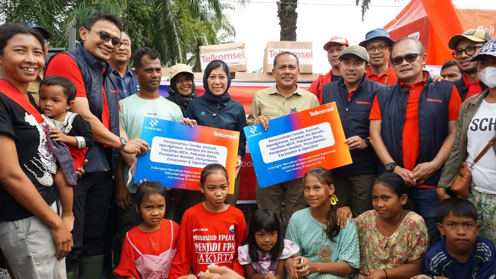Telkomsel bersama Kementerian Komunikasi dan Digital Republik Indonesia, terus memperkuat kolaborasi dan semangat gotong royong dalam mendukung pemulihan pascabencana di wilayah Aceh.  [Foto: Doc. Telkomsel]