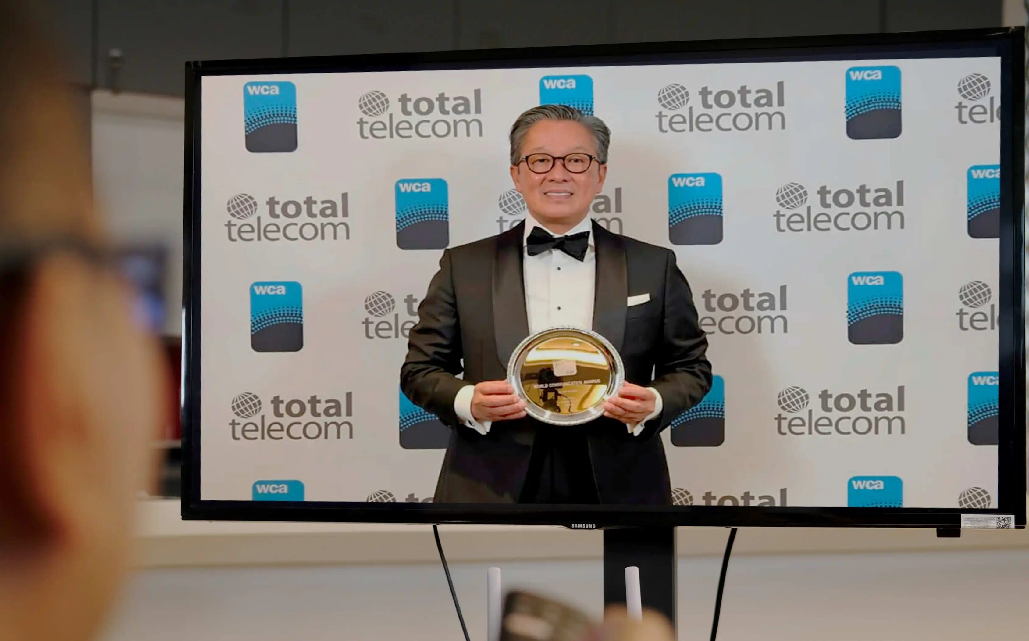 Komisaris Telkomsel, Rico Rustombi, hadir menerima penghargaan Silver Award dengan kategori Beyond Connectivity  pada ajang World Communication Award (WCA) 2025 yang diselenggarakan oleh Total Telecom di London, Inggris. Kemenangan dua tahun berturut-turut di WCA menjadi motivasi bagi Telkomsel untuk terus menghadirkan solusi inovatif dan bernilai tambah bagi pelanggan serta masyarakat Indonesia. [Foto: Doc. Telkomsel]