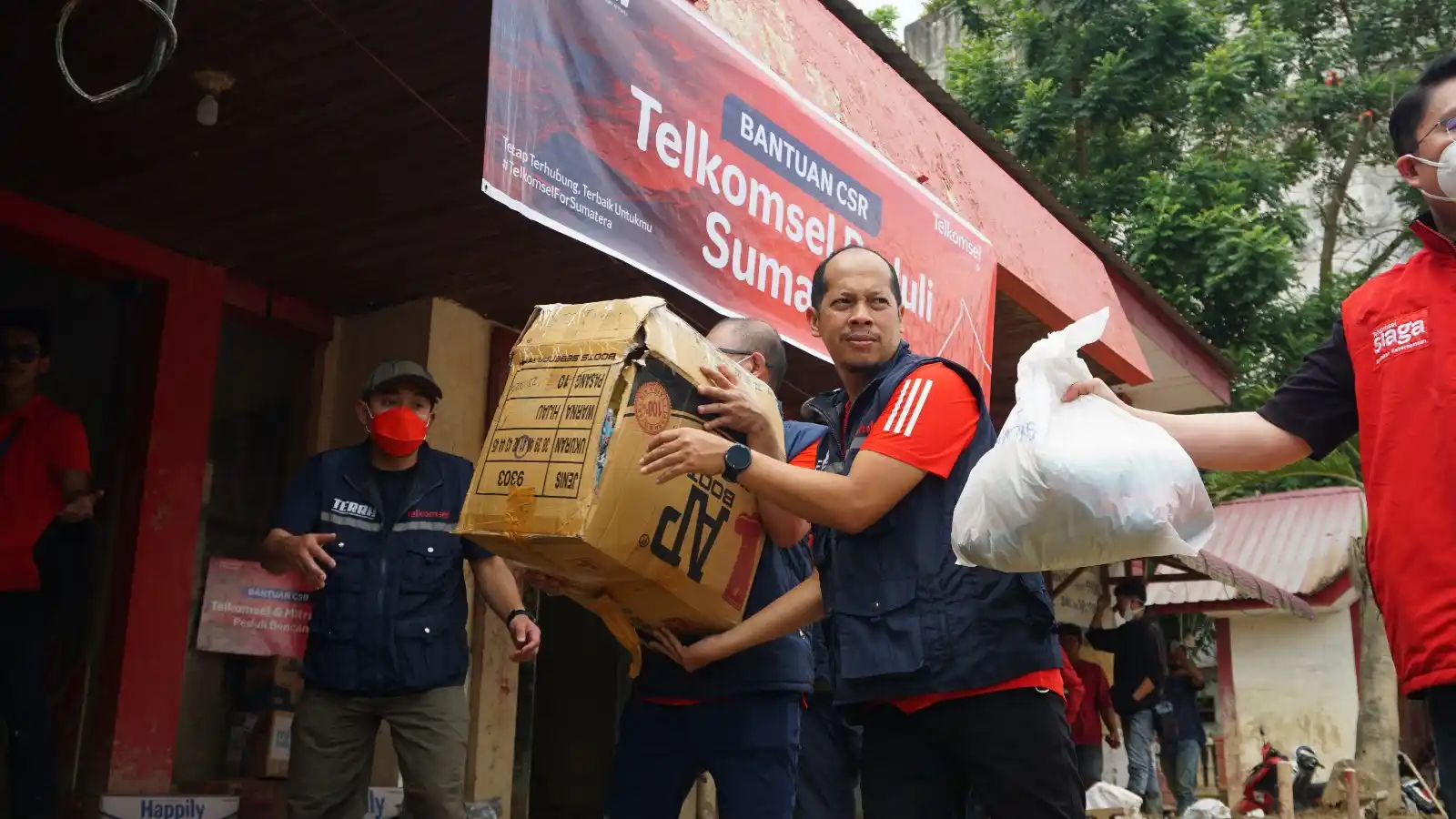 Telkomsel Salurkan Bantuan CSR Logistik [Foto: Doc. Telkomsel]