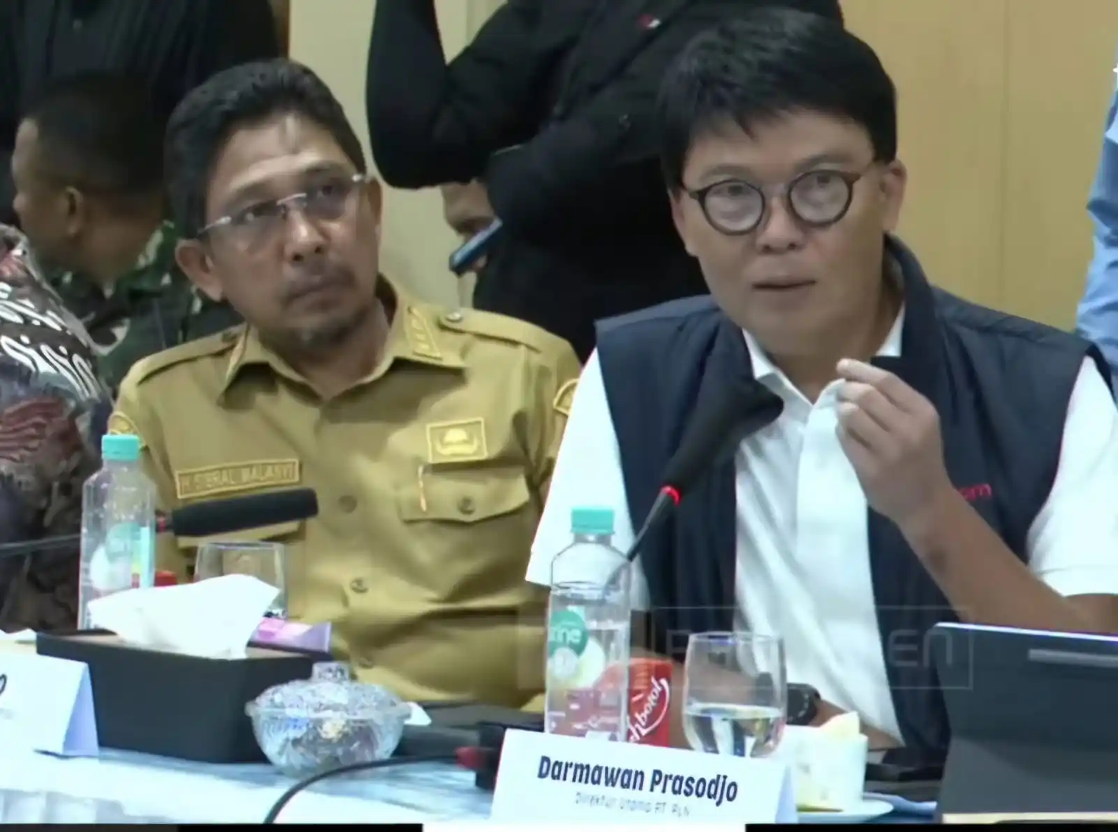 Direktur Utama Telkomsel, Nugroho, menyampaikan laporan progres pemulihan jaringan serta dukungan Telkomsel dalam Rapat Koordinasi Satgas Pascabencana yang digelar di Aceh. Kehadiran Telkomsel menegaskan komitmen perusahaan dalam mempercepat pemulihan wilayah terdampak bencana di Aceh. [Foto: Doc. Telkomsel]