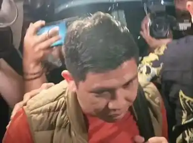 Tenaga Ahli Gubernur Riau, Dani M Nursalam (DMN) menyerahkan diri ke Gedung Merah Putih Komisi Pemberantasan Korupsi (KPK), Jakarta Selatan, Selasa (4/11/2025) malam.