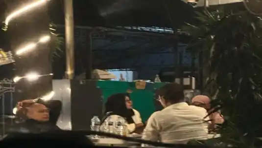 Samping kiri (laki laki) adalah rekanan (PT Jaya Semanggi Enjiniring) - perempuan yang pakai Jilbab adalah anggota pokja pada paket Pembangunan Jaringan Distribusi Utama (JDU) Martubung (Kecamatan Medan Labuhan, Desa Martubung) - di depan perempuan berjilbab (yang membelakangi lensa) adalah Ketua Pokja pada paket Pembangunan Jaringan Distribusi Utama (JDU) Martubung (Kecamatan Medan Labuhan, Desa Martubung) (Foto: Dok MI/PAB)