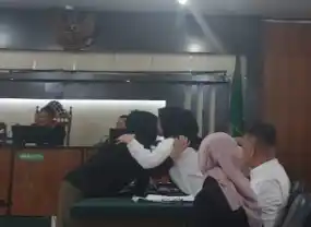 terdakwa kasus korupsi Novin Karmila (kanan) dan anaknya Nadya Rovin Puti (kiri). [Foto: Ist]