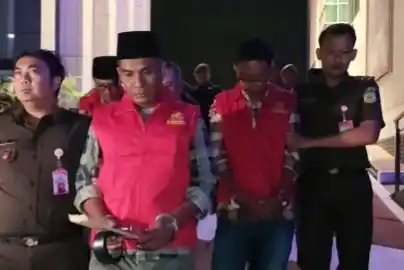 Para tersangka diseret masuk mobil tahanan Kejati Jatim (Foto: Dok MI)