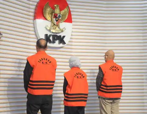 Direktur Utama PT ASDP Indonesia Ferry tahun 2017-2024 Ira Puspadewi (tengah), Direktur Komersial dan Pelayaran PT ASDP tahun 2019-2024 Muhammad Yusuf Hadi (kedua kiri) serta Direktur Perencanaan dan Pengembangan PT ASDP tahun 2020-2024 Harry Muhammad Adhi Caksono (kedua kanan) berdiri saat diumumkan sebagai tersangka dalam konferensi pers di Gedung Merah Putih KPK, Jakarta, Kamis (13/2/2025). KPK menahan ketiganya terkait kasus dugaan korupsi proses Kerja Sama Usaha (KSU) dan akuisisi PT Jembatan Nusantara oleh PT Angkutan Sungai, Danau, dan Penyeberangan (ASDP) Indonesia Ferry (Persero) tahun 2019-2022.