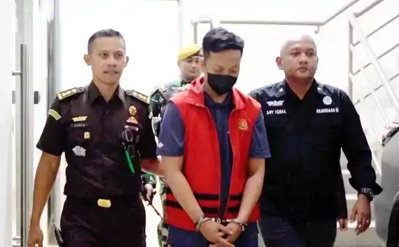 AJP ditetapkan sebagai tersangka oleh Kejaksaan Tinggi Jawa Barat dalam kasus dugaan korupsi KUR fiktif di bank BRI cabang Ciamis.