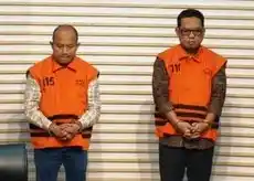 Kepala Divisi (Kadiv) Mardiyant Engineering, Procurement, and Construction (EPC) PT PP Didik Mardiyanto (DM) dan Senior Nasutio Manager, Head of Finance dan Human Capital Department Divisi EPC PT PP Herry Nurdy Nasution (HNN) menengakan rompi tahanan KPK (Foto: Dok MI)