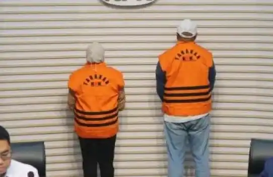 Komisi Pemberantasan Korupsi (KPK) hadirkan dua orang tersangka kasus dugaan korupsi proyek pembangunan shelter tsunami Nusa Tenggara Barat tahun 2014, dalam konferens pers di Gedung Merah Putih KPK, Jakarta, Senin (20/12/2024) (Foto: Dok MI/Aswan)