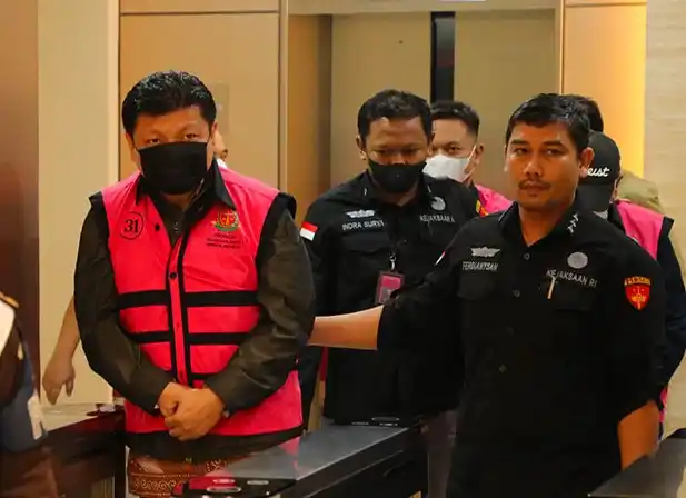 Para tersangka digiring masuk ke mobil tahanan Kejagung (Foto: Dok MI)