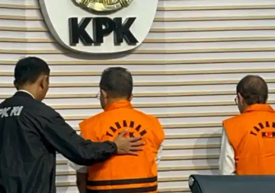 Dua tersangka dugaan korupsi pengadaan lahan di sekitar Jalan Tol Trans Sumatera. (Foto: Dok MI)