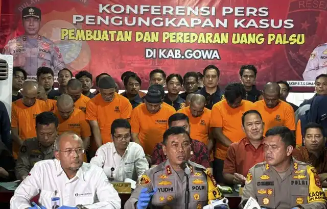 Kapolda Sulawesi Selatan Irjen Pol Yudhiawan Wibisono (tengah) saat jumpa pers di Polres Gowa