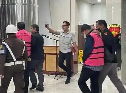 Tersangka korupsi dalam pemberian kredit PT Bank Pembangunan Daerah Jawa Barat dan Banten, PT Bank DKI dan Bank Pembangunan Daerah Jawa Tengah kepada PT Sri Rejeki Isman, Tbk (PT Sritex) dan entitas anak usaha, digiring masuk ke mobil tahanan Kejagung (Foto: Dok MI/Aswan/Istimewa)