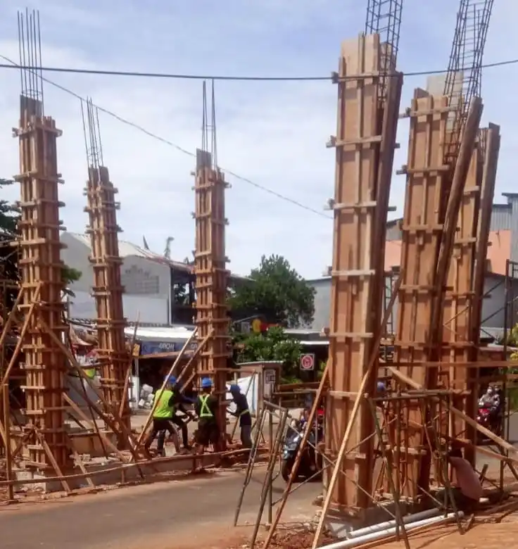 Tiang Rencana Pembangunan Gapura Pintu Utama Masuk Perumahan Dukuh Zamrud (Foto: Dok/MI)