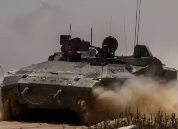 Tentara Israel mengendarai APC di dekat perbatasan Israel-Gaza, terlihat dari Israel selatan, Rabu, 29 Mei 2024. (Foto: AP/Tsafrir Abayov)