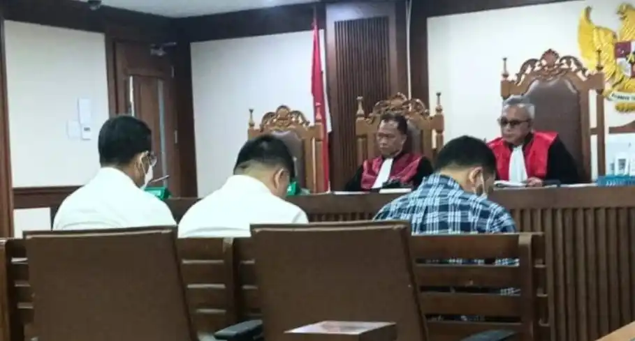 Tiga terdakwa kasus dugaan penilapan uang barang bukti perkara robot trading Fahrenheit (Foto: Ist)